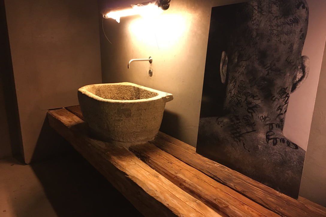 Encimera de lavabo realizada con viga de roble reclaimed en restaurante GATS
