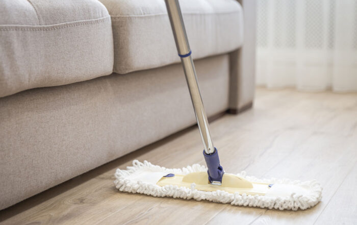 Cómo limpiar el parquet de roble con una mopa de microfibra