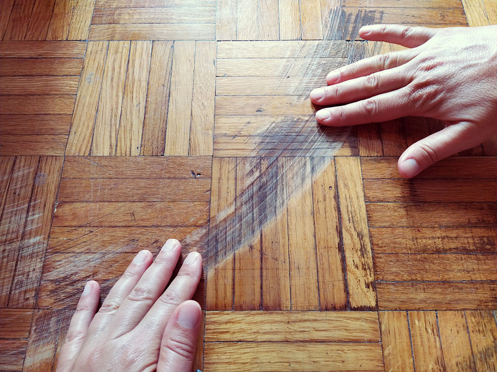 Artesano valorando la restauración de un parquet estropeado en Barcelona Artesano valorando la restauración de un parquet estropeado en Barcelona