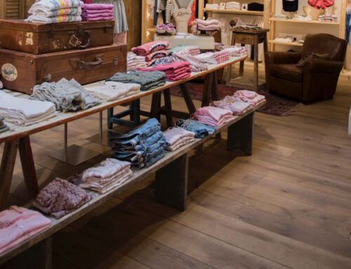 Reclaimed solid wood flooring: when wood shapes the identity of a fashion shop in Sevilla