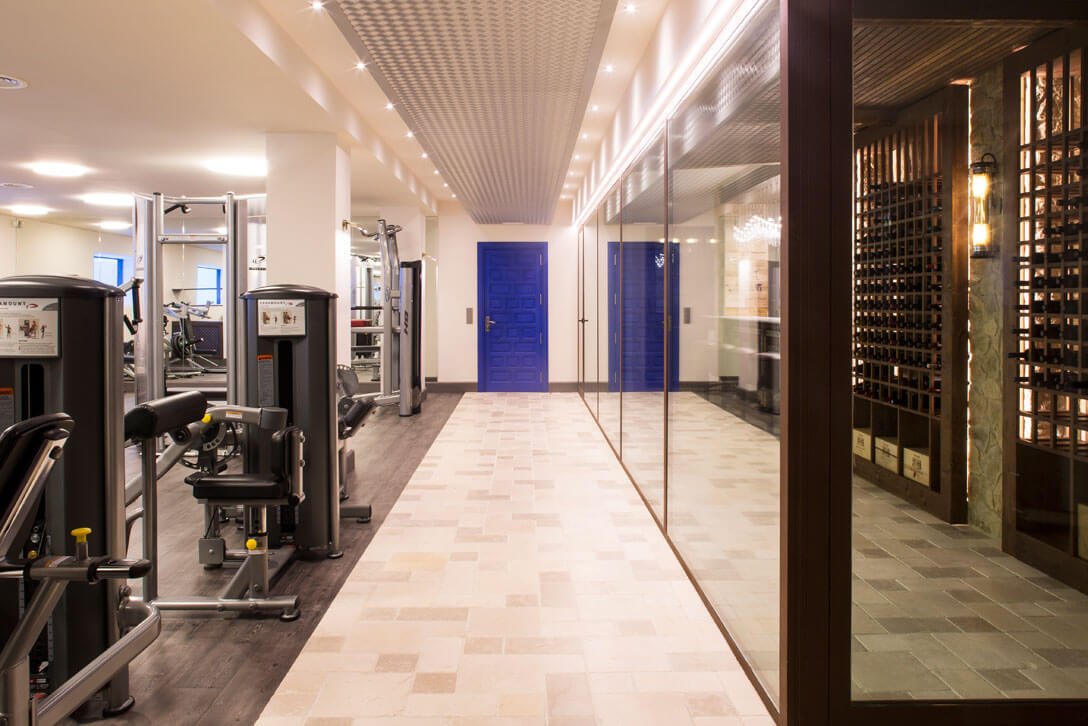 Gym with high-resistance technical vinyl flooring next to natural wood area