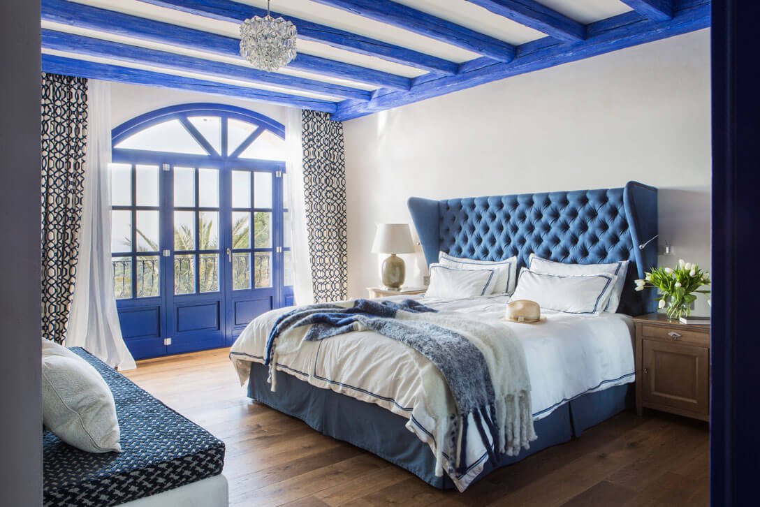 Suite amb bigues de fusta recuperada i paviment de parquet en habitatge de la Costa Brava