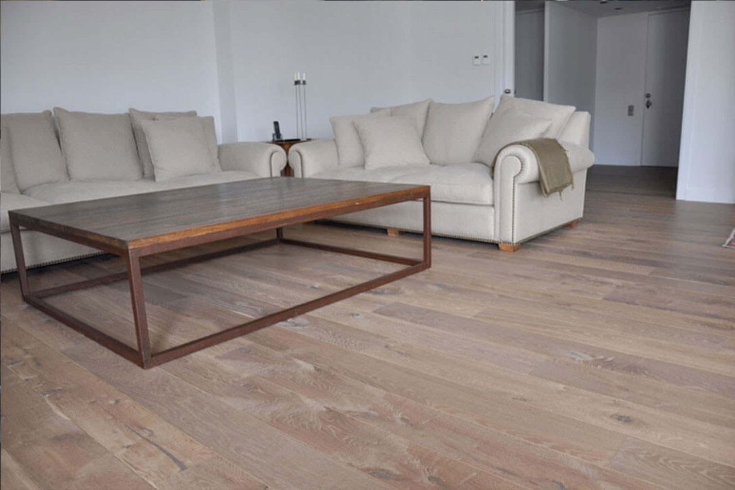 Parquet de roble Época 1 en gran formato en el salón de una vivienda familiar