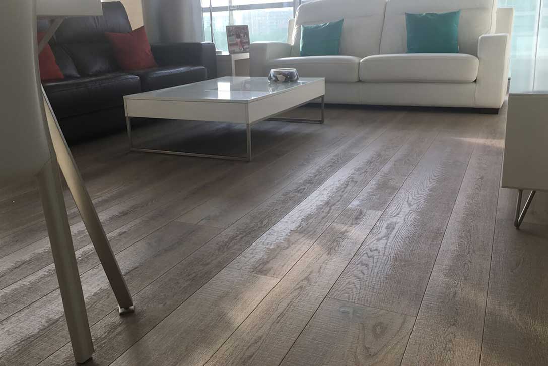 Detalle del parquet de roble natural en tres anchos