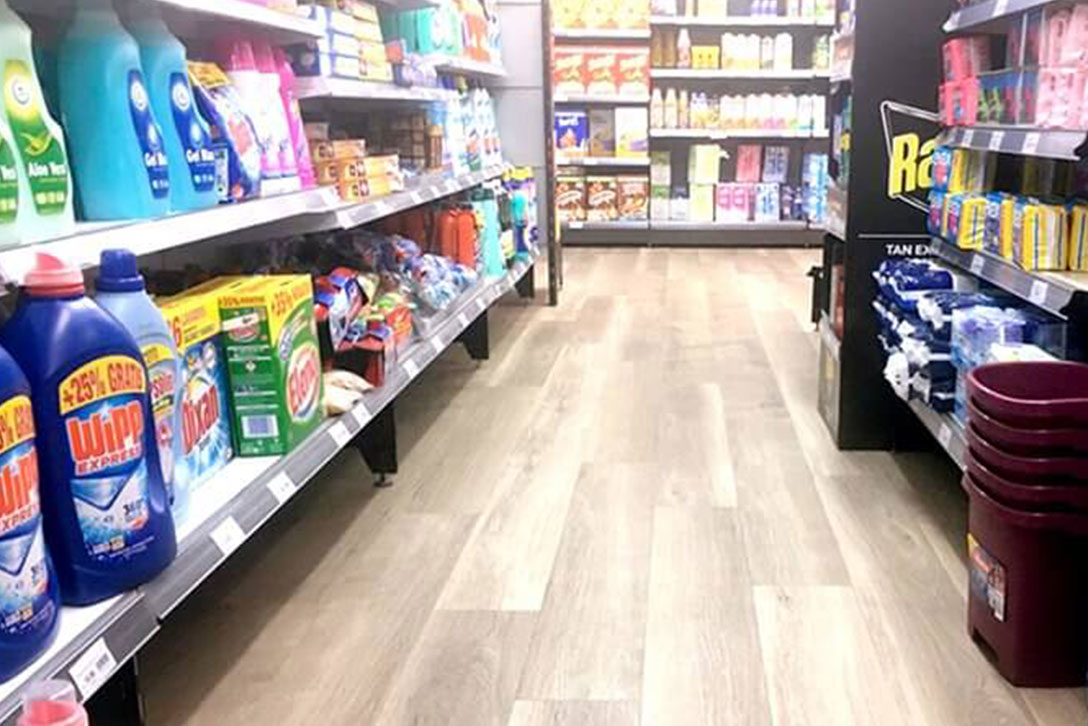 Pavimento vinílico LVT mFLOR Contact instalado en un supermercado