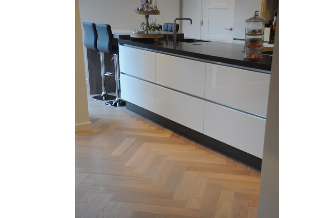 Cocina con parquet espiga de roble natural, moderna y funcional