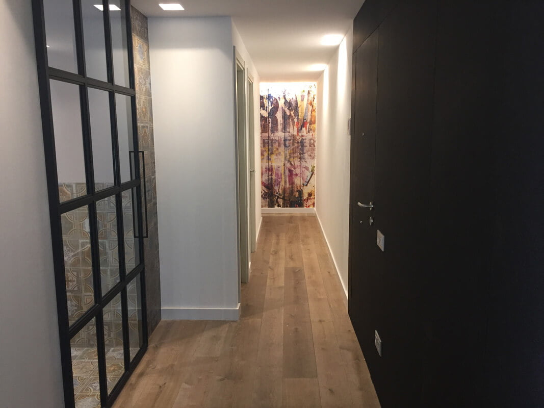 Pasillo distribuidor parquet de roble natural blanco ahumado