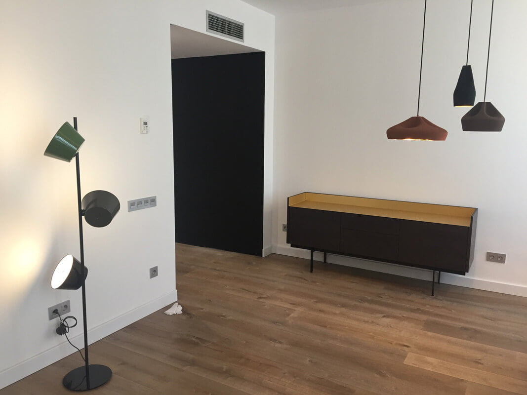 Detalle salón en piso reformado con parquet estilo industrial