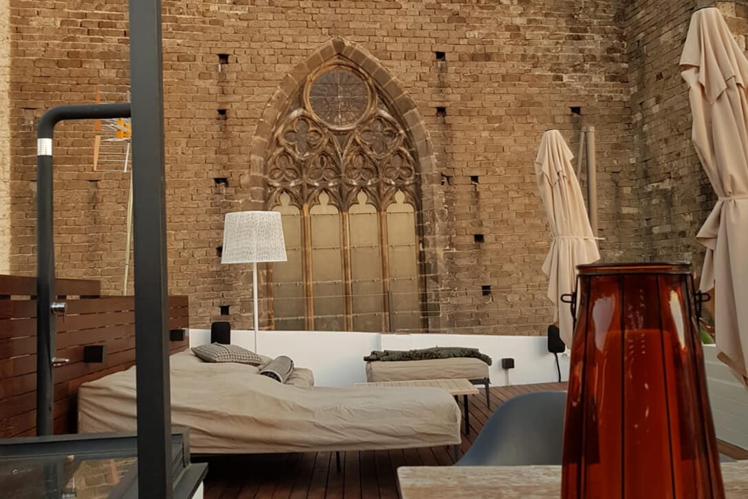 Moskito Barcelona Parquets decoration of outdoor terraces opposite Santa Maria del Mar
