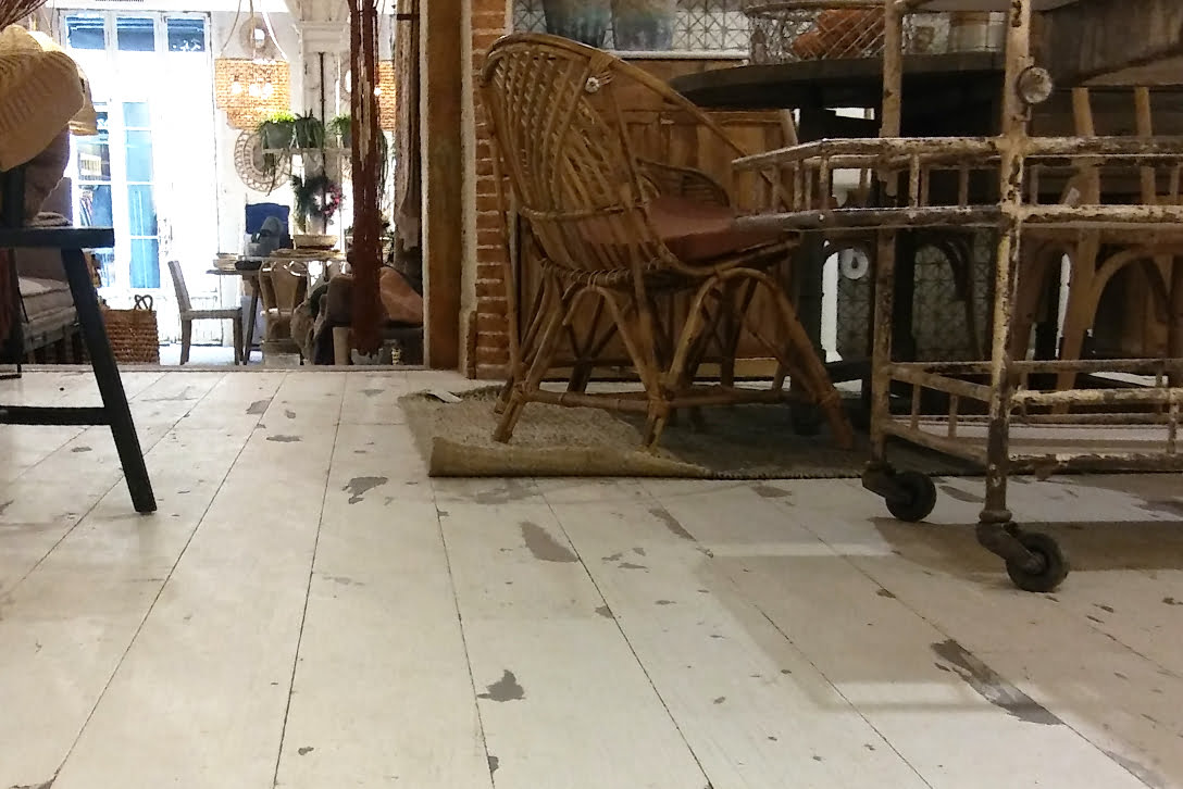 Parquet efecto envejecido de Parquets Moskito Barcelona en la tienda Ofelia Home & Decor de Madrid