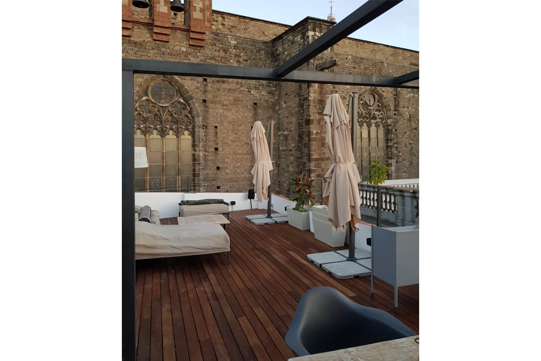 Detalle de textura natural de la madera de Ipe en suelo de terraza exterior