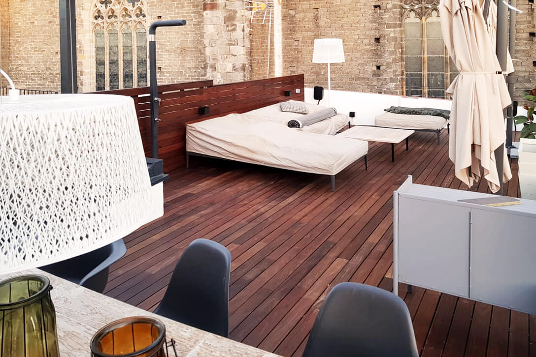 tarima de madera de Ipe con certificado FSC instalada en terraza urbana