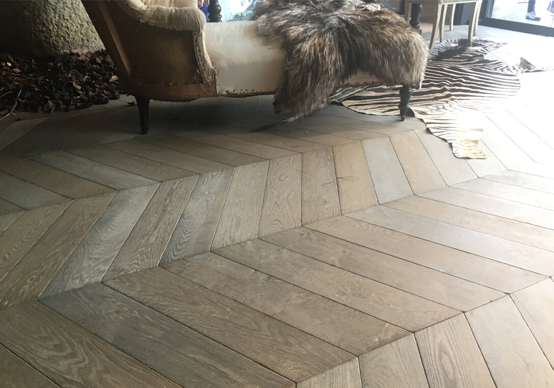 Detalle del parquet en formato punta de Hungría en el local
