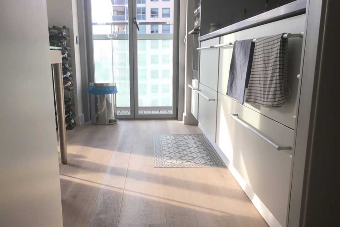 Cuina amb parquet de roure natural raspallat