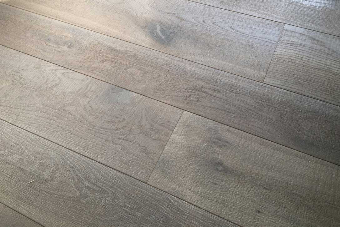 Detall del parquet de roure natural raspallat
