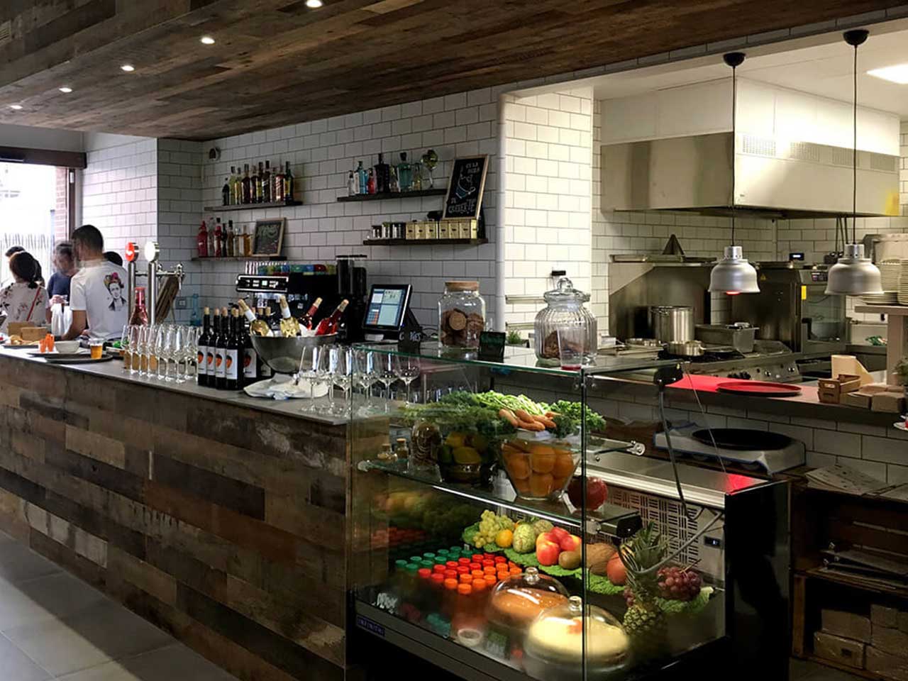 decoració de parets i sostre amb fusta reciclada al restaurant Arrels