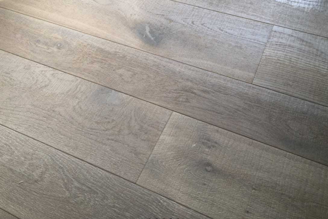 Detalle del parquet blanco envejecido
