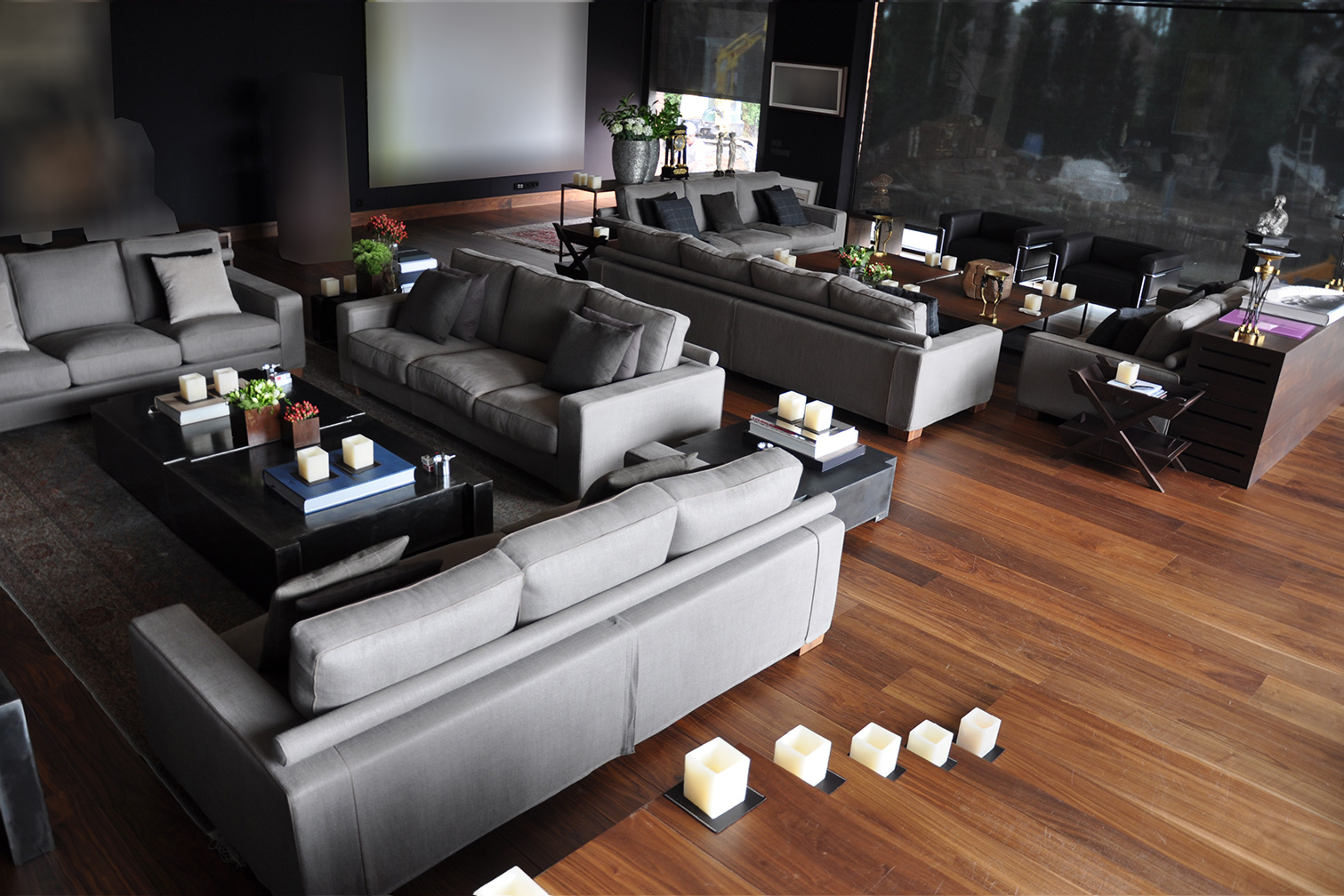 Salón principal con parquet de nogal americano en gran formato, interior elegante y contemporáneo.