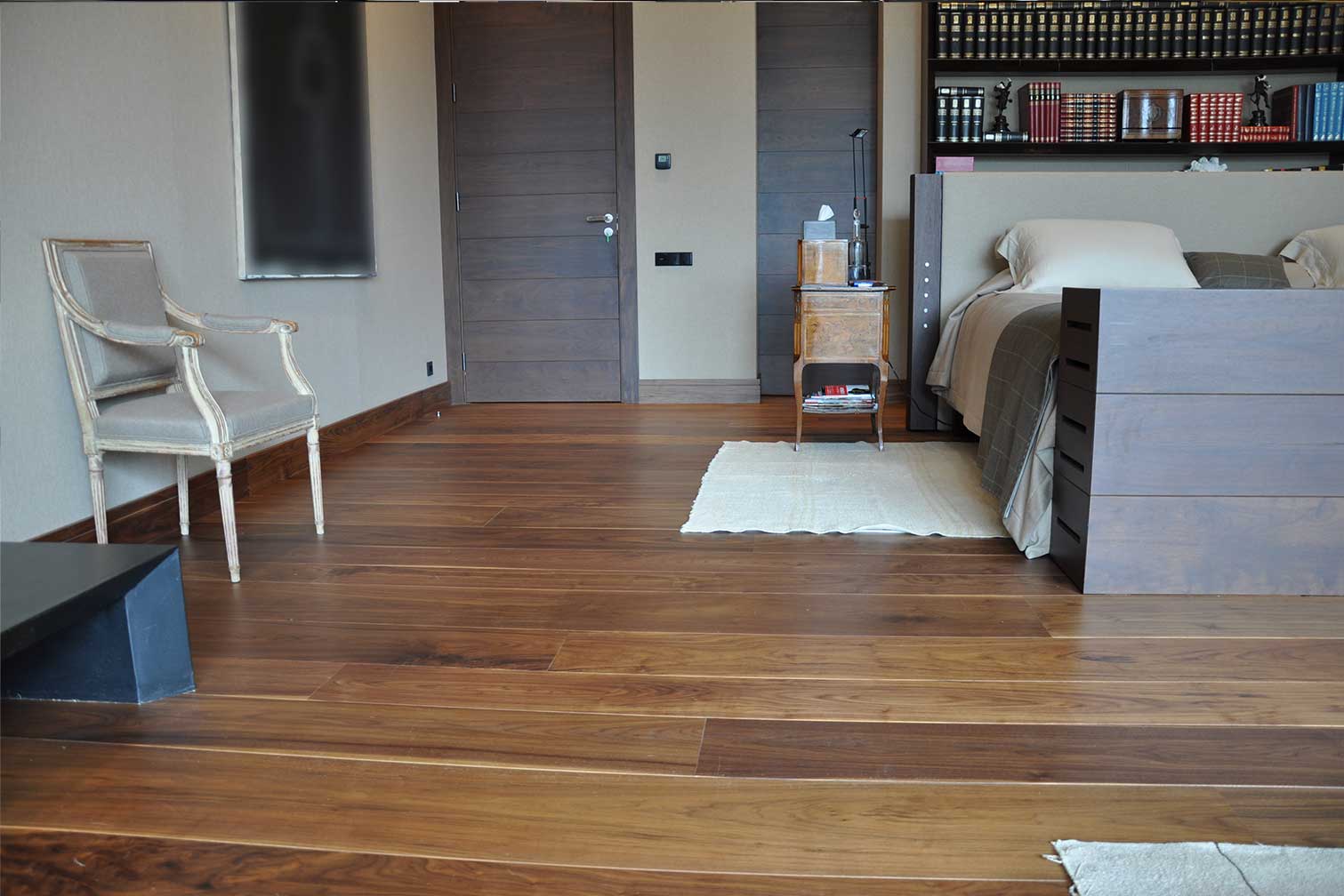 Parquet de noguera americana en una habitació doble elegant, que combina calidesa natural i estil atemporal amb la signatura de Moskito Parquets.