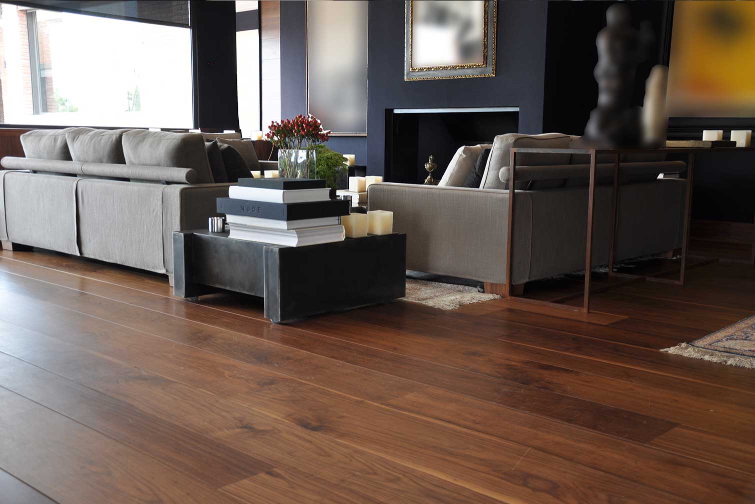 Saló d’un habitatge de luxe amb parquet de noguera americana en gran format, decorat amb mobiliari neutre i il·luminació suau.