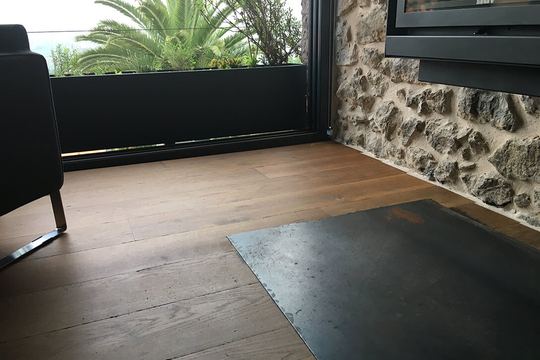 Suelo de madera natural en casa rústica reformada Suelo de madera natural en casa rústica reformada