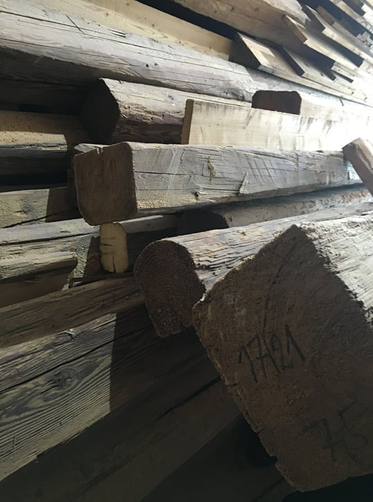 Detall de bigues antigues de roure reclaimed utilitzades en restaurant GATS Detall de bigues antigues de roure reclaimed utilitzades en restaurant GATS