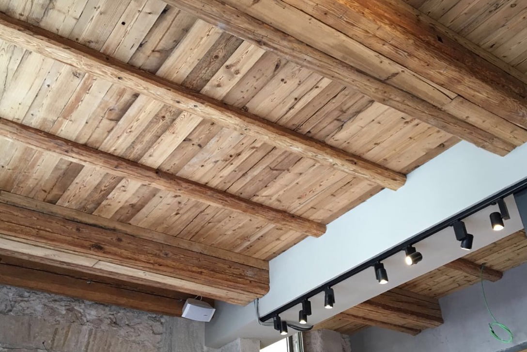 Detalle de las vigas de roble reclaimed en techo del restaurante GATS Barcelona