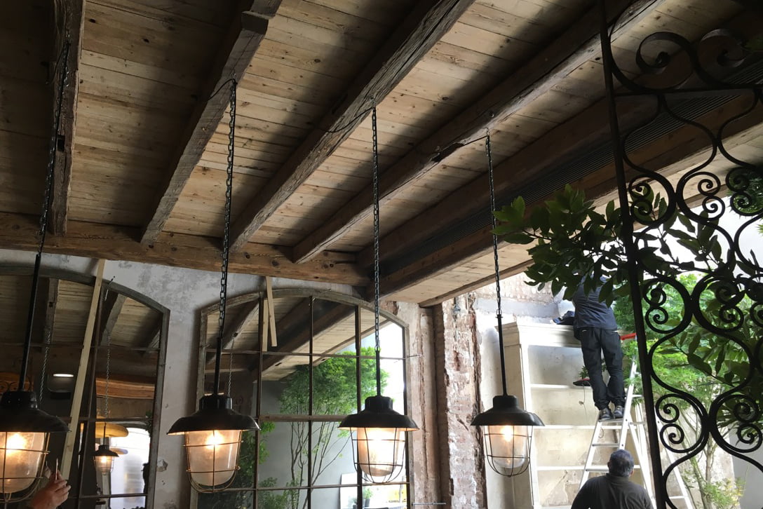 Detalle de las vigas de roble reclaimed en techo del porche de la terraza del restaurante GATS Barcelona