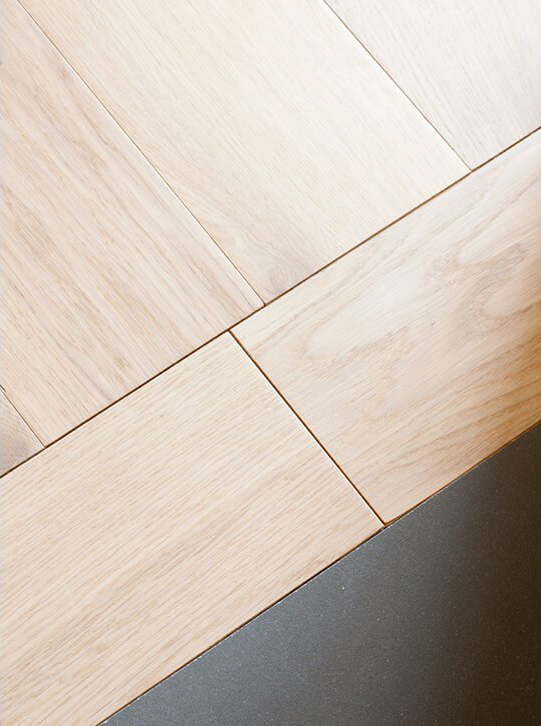 Detall de terra de roure natural amb acabat clar en un habitatge de Barcelona