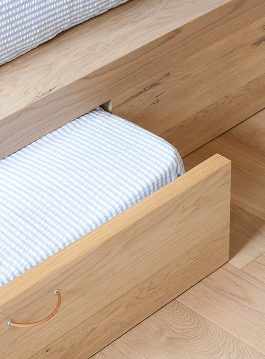 Dormitori infantil amb parquet de roure natural i mobiliari de fusta clara