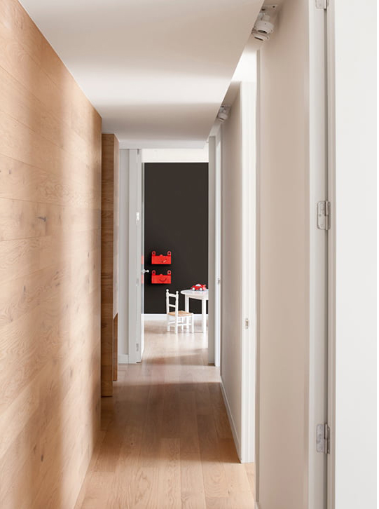 Pasillo con parquet de madera natural y revestimiento de roble en Barcelona