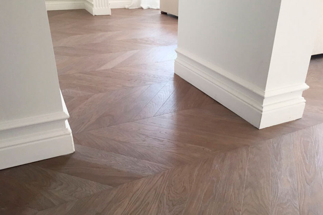 Instalación de parquet en espiga de roble natural en vivienda premium de Barcelona.