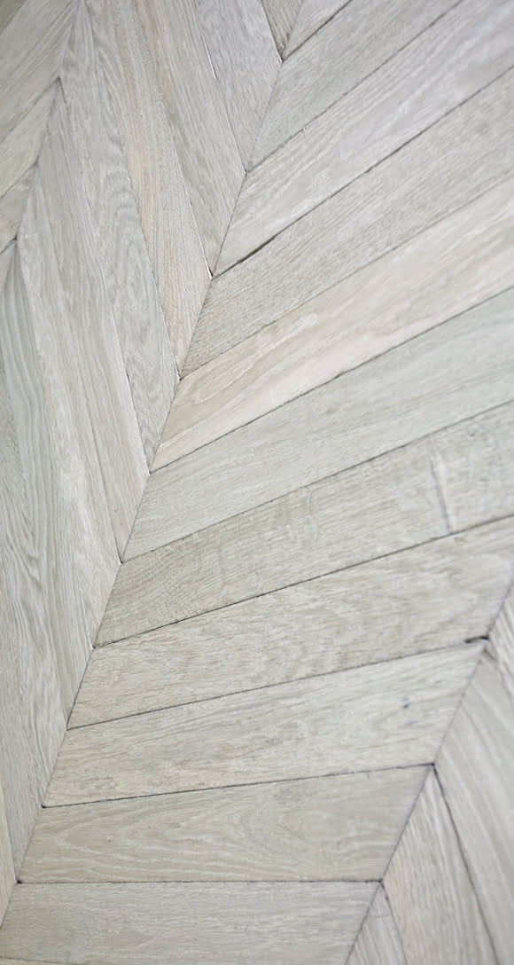 Instalación de parquet en punta de Hungría en Barcelona.