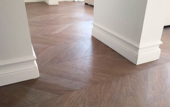 Instalación de parquet en espiga de roble natural en vivienda premium de Barcelona.