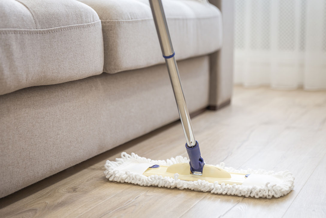 Com netejar el parquet de roure amb una mopa de microfibra